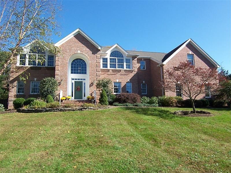 LET US ENTERTAIN YOU! - A stately manor house set high on a cul-de-sac