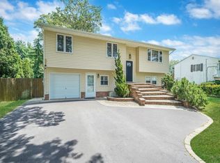 2387 Chestnut Ave, Ronkonkoma, NY 11779