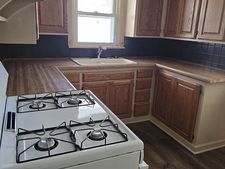 1734 Poplar St — Photo 3