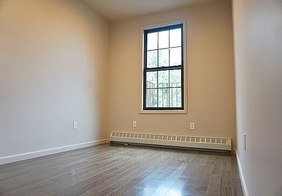 5th image of 242 Menahan St Floor 1