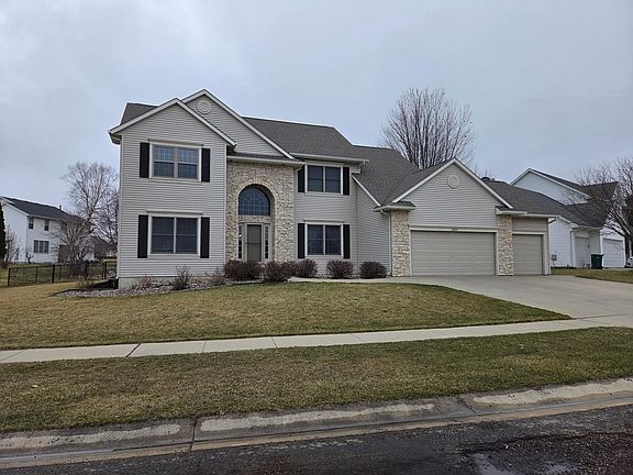2nd image of 2827 Oakview Dr NE