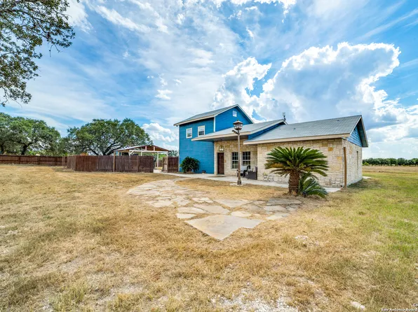 160 County Road 6860, Natalia, TX 78059