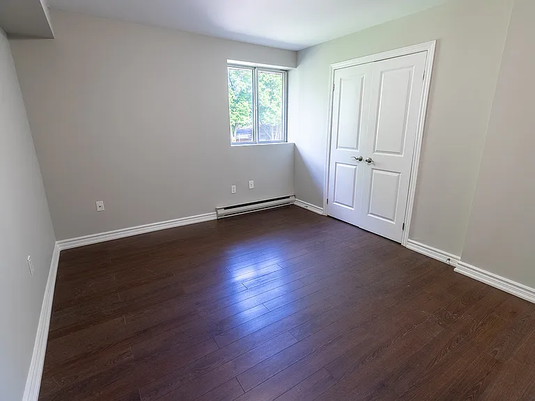 349 Queenston St — Photo 19