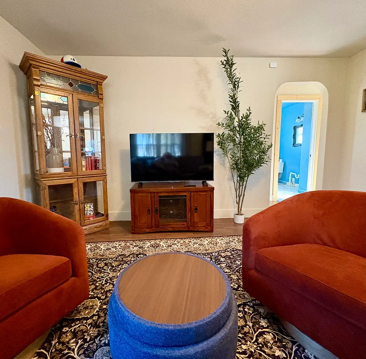Living Room with high-speed wifi and smart TV - 912 Washington St