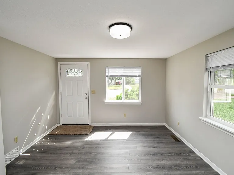 1115 N Duluth Ave — Photo 16