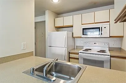 Stone Court Apartments — Photo 34
