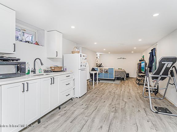 3rd image of 124 Van Cortlandt Ave