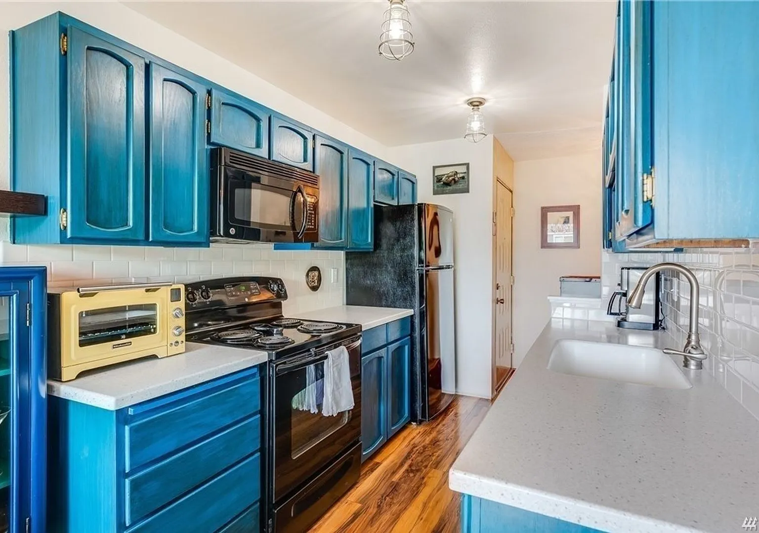 Burien 2 bedroom 1 bath light and bright interior available 11/1 — Photo 2