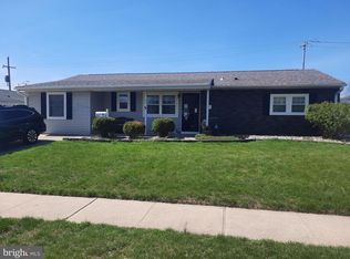 41 Lakeside Dr #W, Levittown, PA