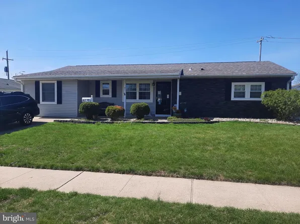 41 Lakeside Dr #W, Levittown, PA 19054