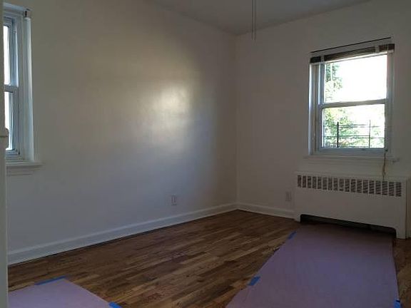 2nd image of 928 Quincy Ave