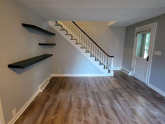 3rd image of 437 E Doty Ave
