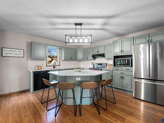 4th image of 2801 S Alpine Ave