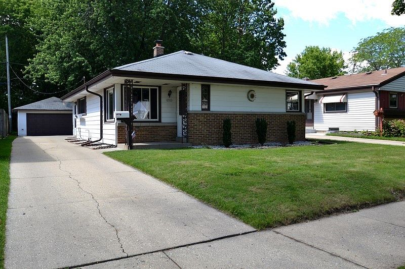 1st image of 2901 E Cudahy Ave
