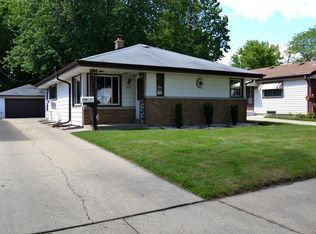 2901 E Cudahy Ave, Saint Francis, WI 53235