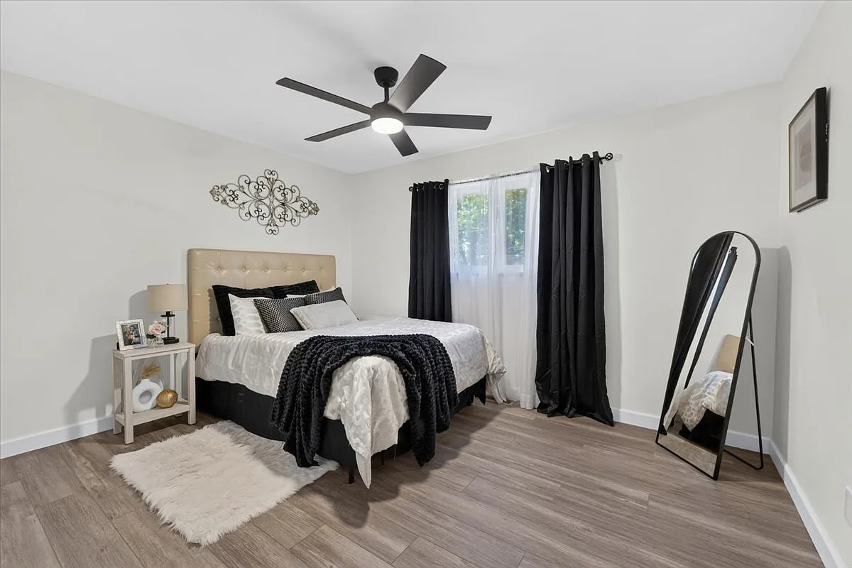 3 bed, 968 sqft, $2,100 — Photo 2