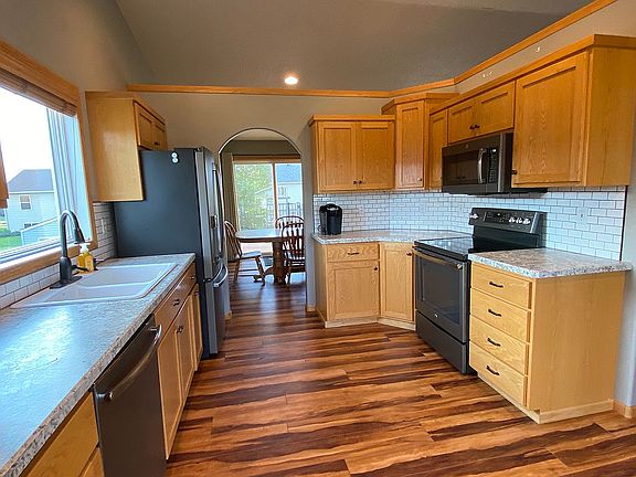 3rd image of 920 Parkway Dr