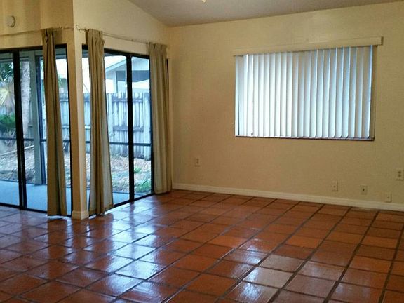 Living area face back patio and yard