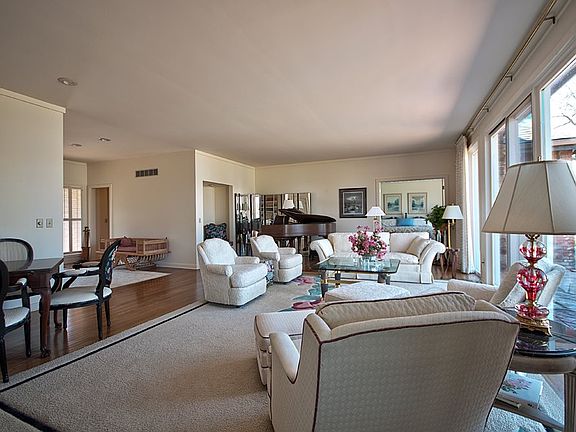 5th image of 54942 Woodhold Ct