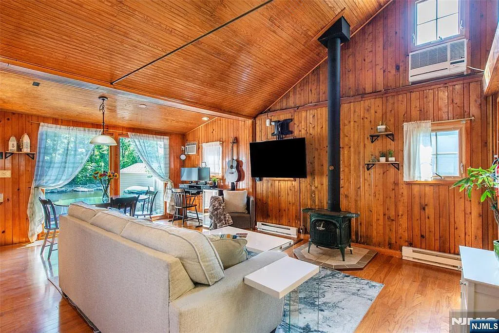 2 bed, 1.0 bath, $2,850 — Photo 2