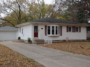 1622 Pin Oak Dr, Cedar Falls, IA 50613