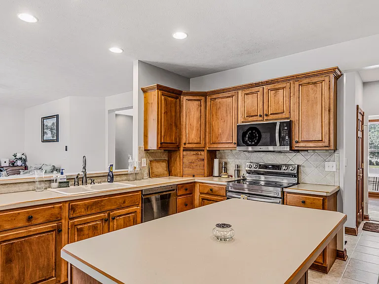 725 Greystone Ct — Photo 12