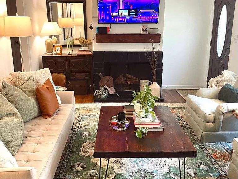 2081 Jordan Ter NE — Photo 1