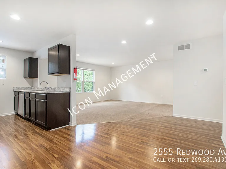 2555 Redwood Ave — Photo 3