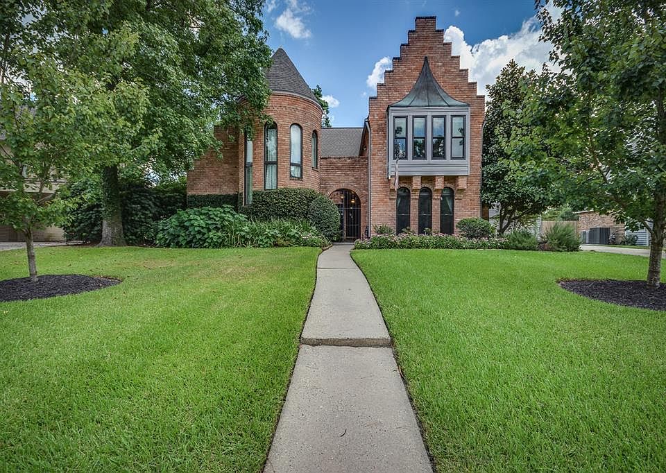 Welcome home to 17910 Echobend Lane in the desirable Shannon Forest sub-division.