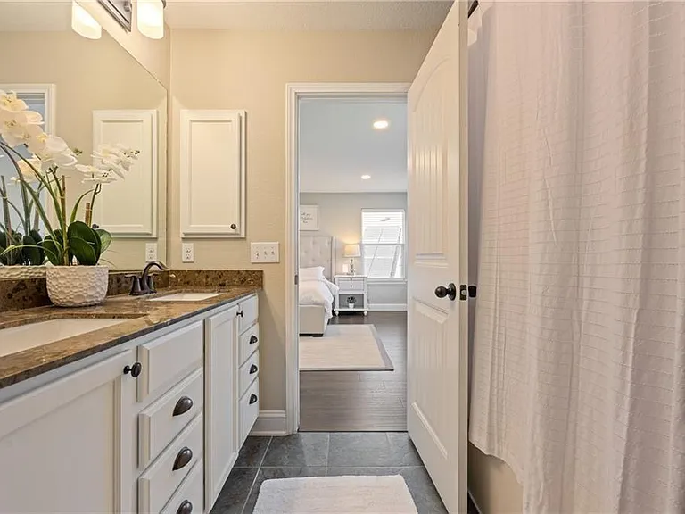1524 Uhland Dr — Photo 17