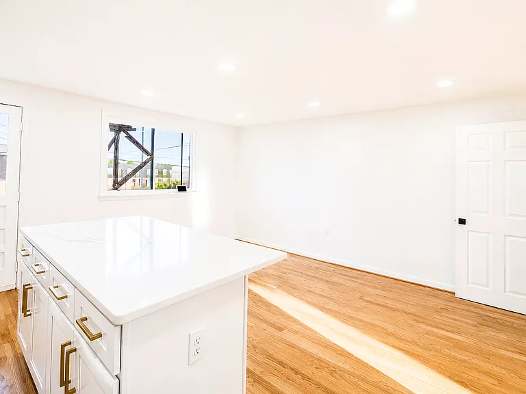5729 Denwood Ave — Photo 9