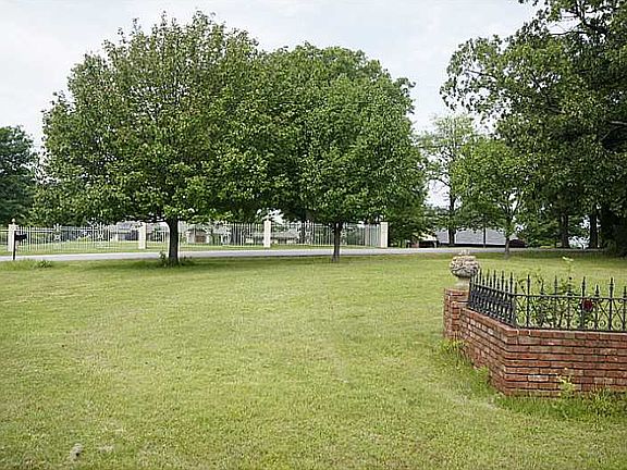 3rd image of 914 Skyline Dr