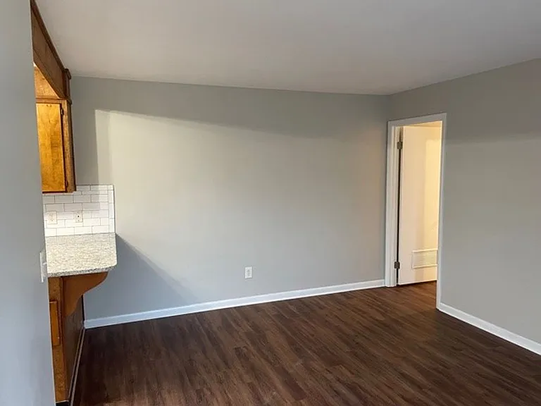 223 S Oak Ave — Photo 6