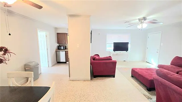 3 bed, 2.0 bath, 1052 sqft, $1,800 — Photo 4