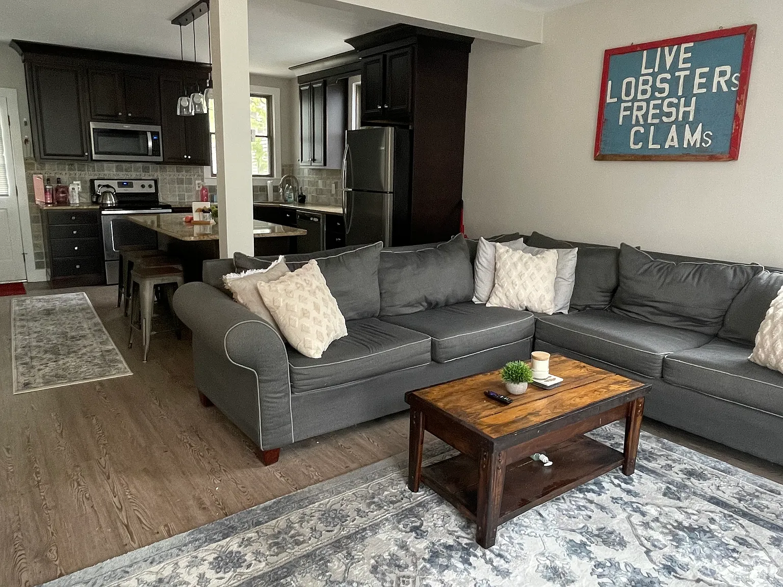 2 bed, 1070 sqft, $2,400 — Photo 2