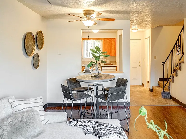 Spacious and immaculate townhomes! Free Water/Sewer/Garbage/Parking! — Photo 43