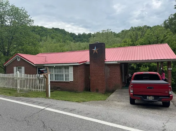 934 N Wolf Crk, Pilgrim, KY 41250