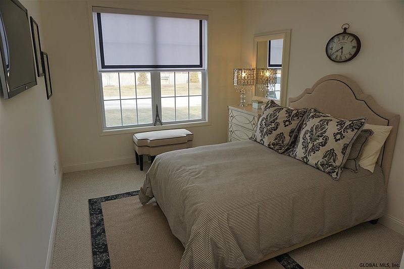 4th image of 30 HOWLAND PARK Drive