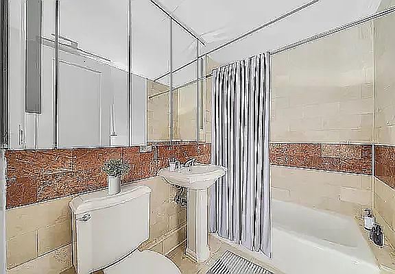 5th image of 260 W 54th St #13A