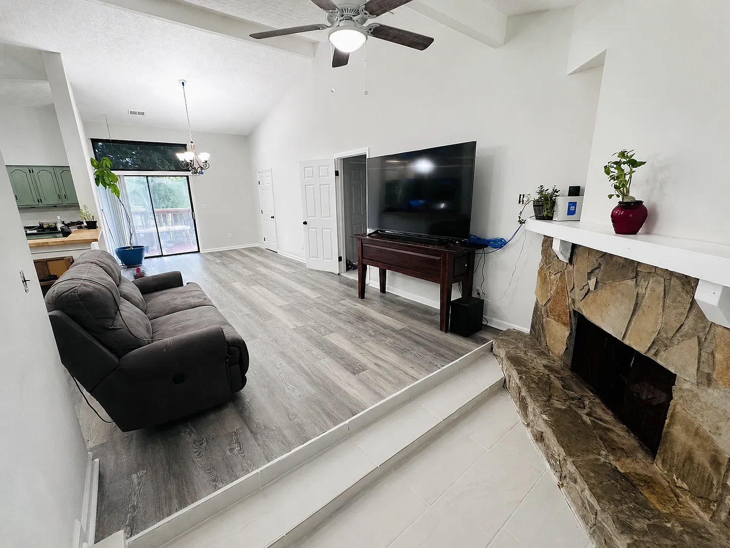 4 bed, 2220 sqft, $2,875 — Photo 2