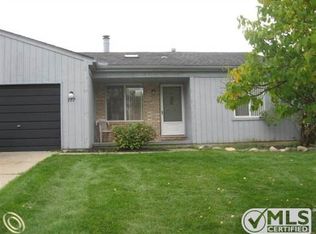 777 Woods Ct, Walled Lake, MI 48390