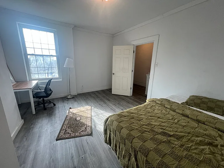 822 Adelaide St — Photo 5