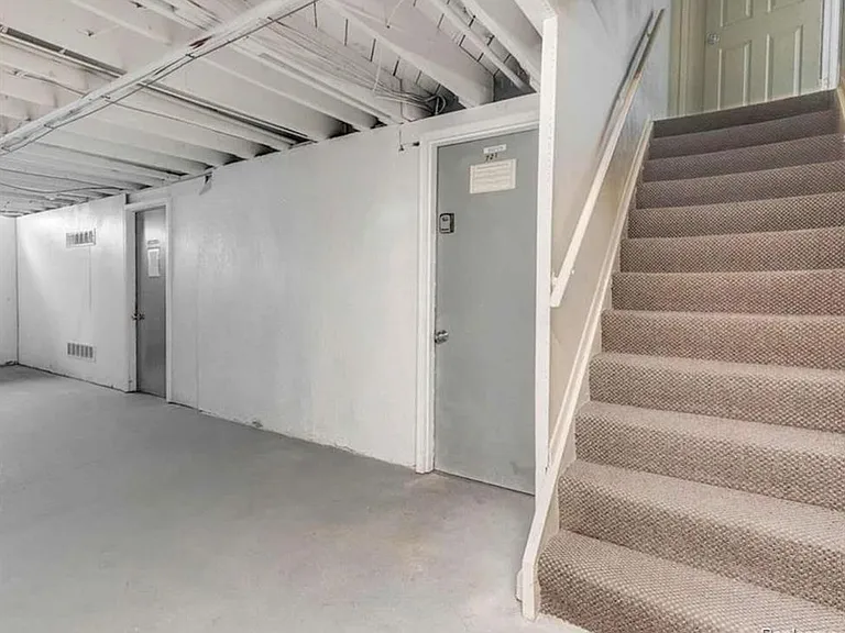 721 W Maple Rd — Photo 17