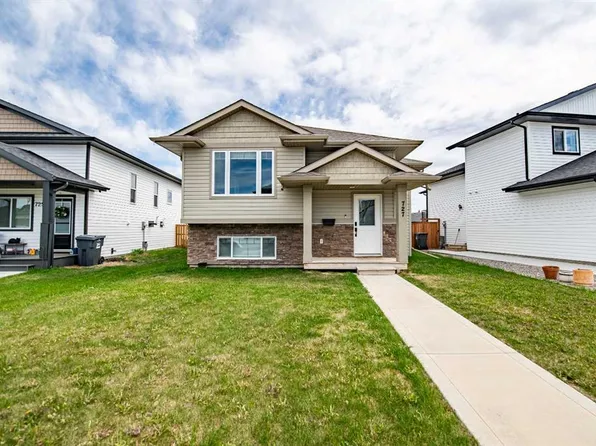 727 W Cypress Ln, Red Deer County, AB T4S 0N9