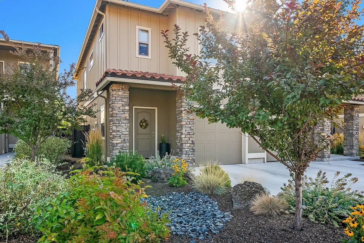 Townhome in quiet, well cared for community. - 63168 Via Cambria