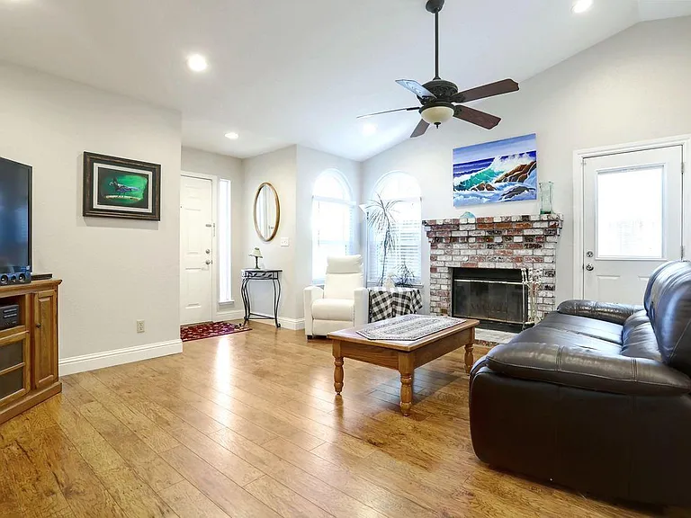 649 Springfield Cir — Photo 4