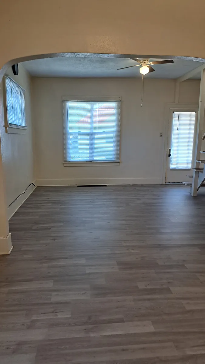 Building Photo - 221 E Callender St #221