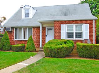 18 Laurel Dr, New Hyde Park, NY 11040