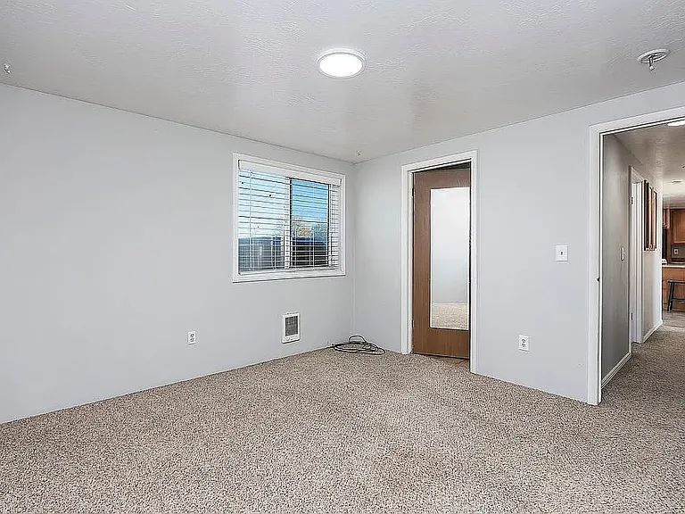 710 Taylor St W — Photo 16