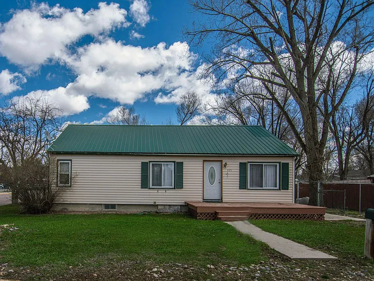 895 Russell St — Photo 1